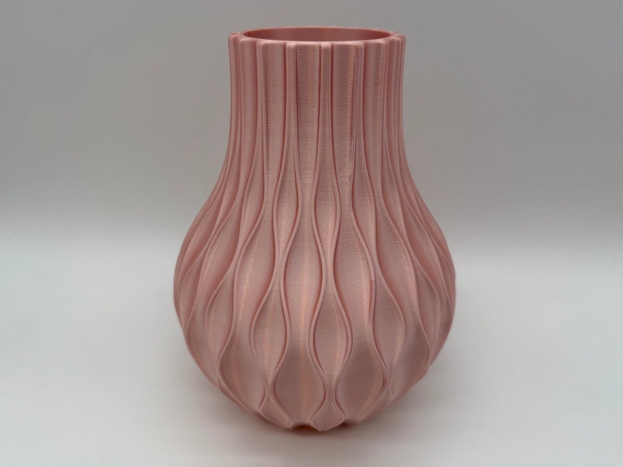 Vase with modern twisted design - Premium Quality