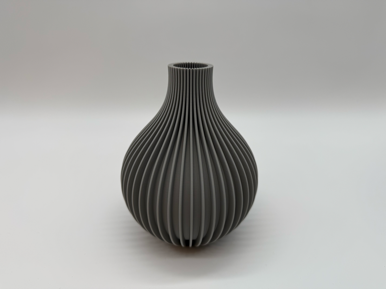 Modern Ribbed Vase in Dark Gray – Scandinavian Design Flower Pot or Decorative Object