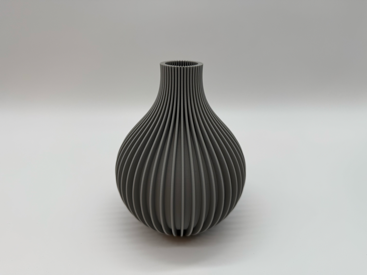 Modern Ribbed Vase in Dark Gray – Scandinavian Design Flower Pot or Decorative Object
