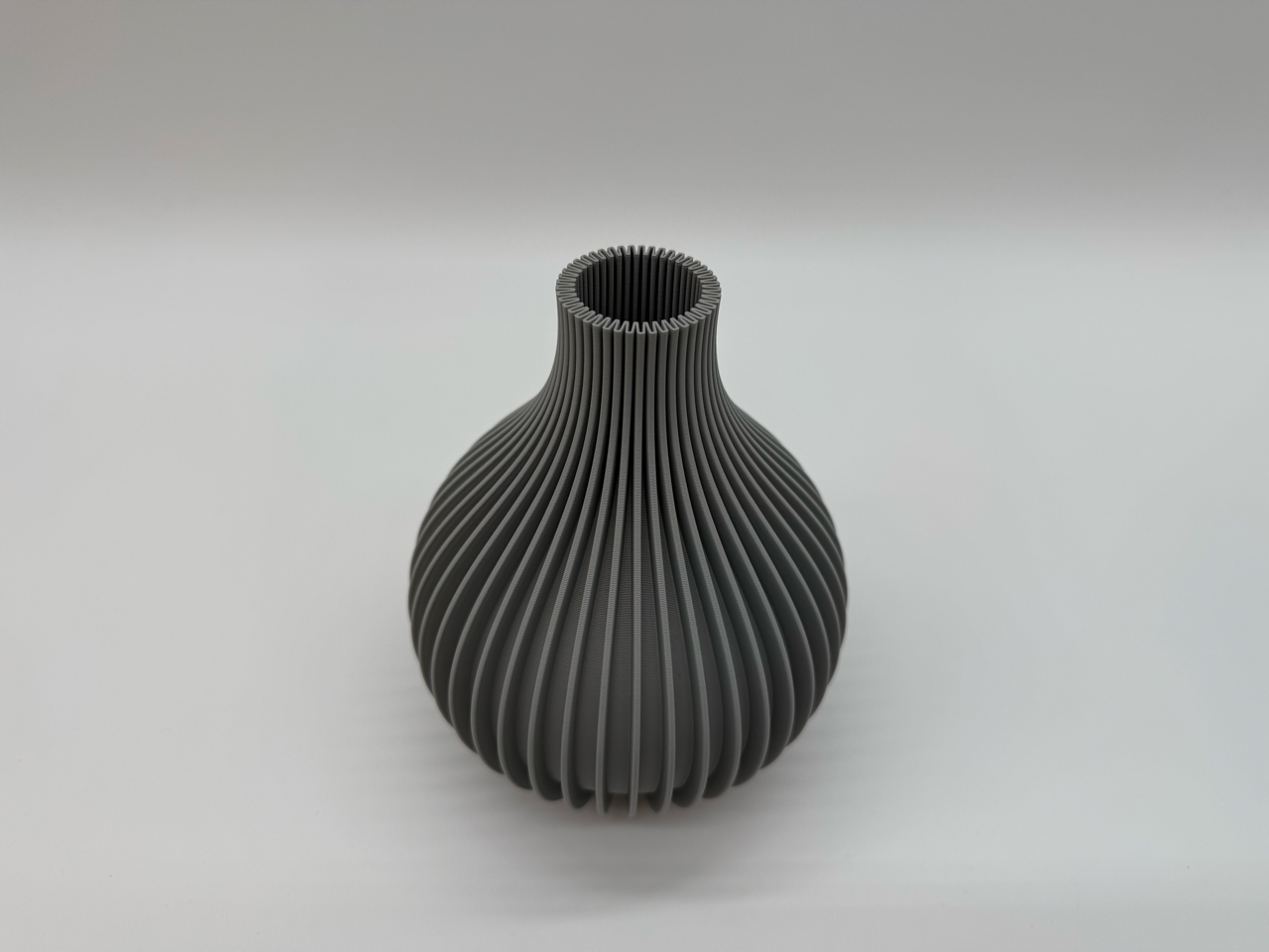 Modern Ribbed Vase in Dark Gray – Scandinavian Design Flower Pot or Decorative Object
