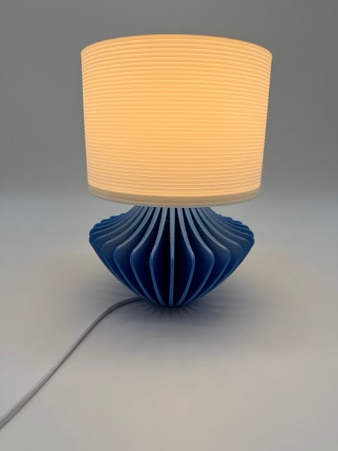 Modern Table Lamp 'Geo' with Blue Geometric Base and White Ribbed Shade – Atmospheric Lighting
