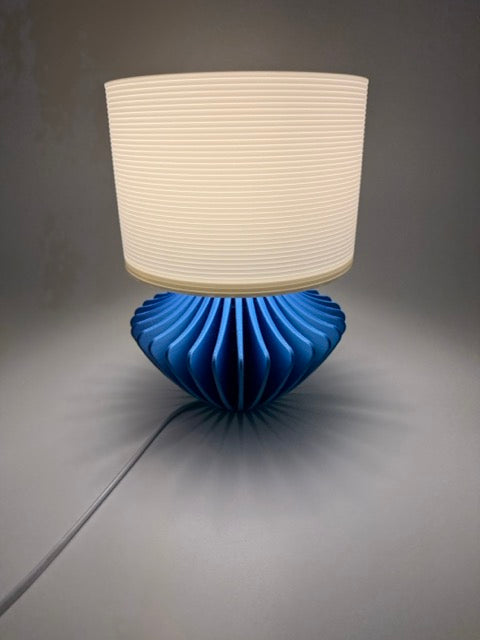 Modern Table Lamp 'Geo' with Blue Geometric Base and White Ribbed Shade – Atmospheric Lighting