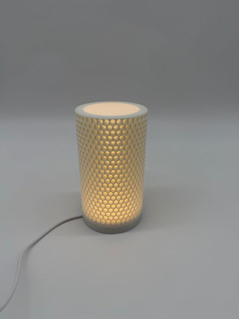Honey table lamp with honeycomb pattern and cylindrical shade – warm mood lighting