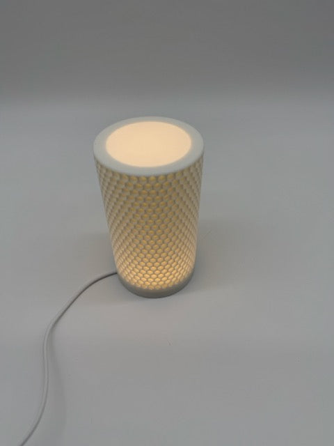 Honey table lamp with honeycomb pattern and cylindrical shade – warm mood lighting