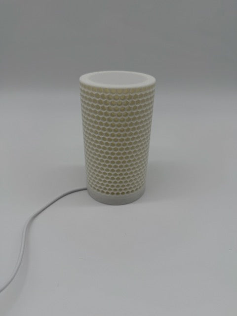 Honey table lamp with honeycomb pattern and cylindrical shade – warm mood lighting