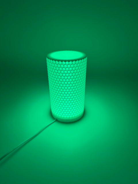 Honey table lamp with honeycomb pattern and cylindrical shade – warm mood lighting