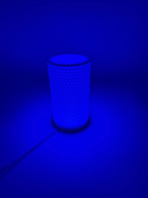 Honey table lamp with honeycomb pattern and cylindrical shade – warm mood lighting