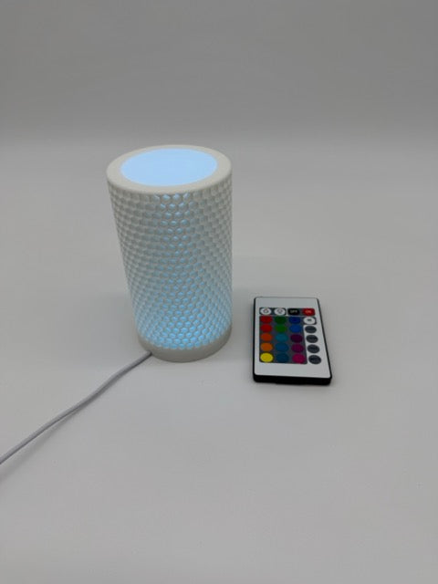 Honey table lamp with honeycomb pattern and cylindrical shade – warm mood lighting