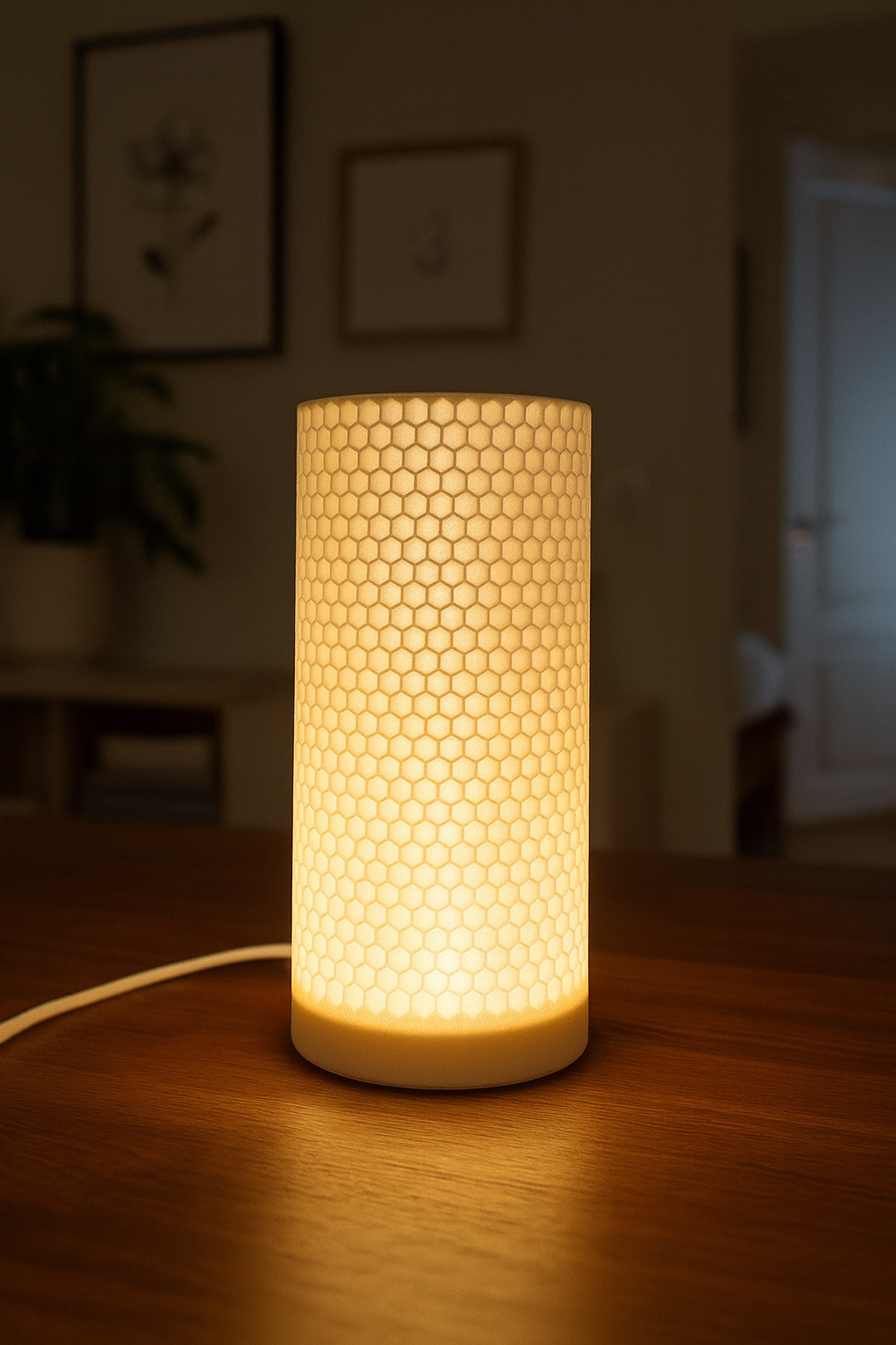Honey table lamp with honeycomb pattern and cylindrical shade – warm mood lighting